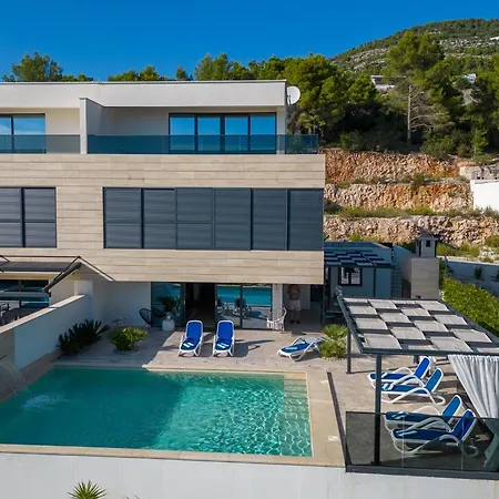 Ferienhaus Fuer 8 Personen Mit Pool Und Meerblick コマルナ