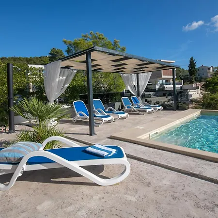 Ferienhaus Fuer 8 Personen Mit Pool Und Meerblick ヴィラ コマルナ
