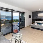 Adria View Exklusive Am Mit Pool Und Bbq Fuer 8 Personen