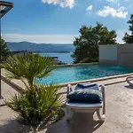 Adria View Exklusive Am Mit Pool Und Bbq Fuer 8 Personen * Komarna