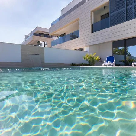 Adria View Exklusive Am Mit Pool Und Bbq Fuer 8 Personen Willa