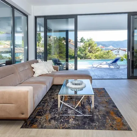 Villa Fuer 8 Personen Mit Pool Und Meerblick Komarna