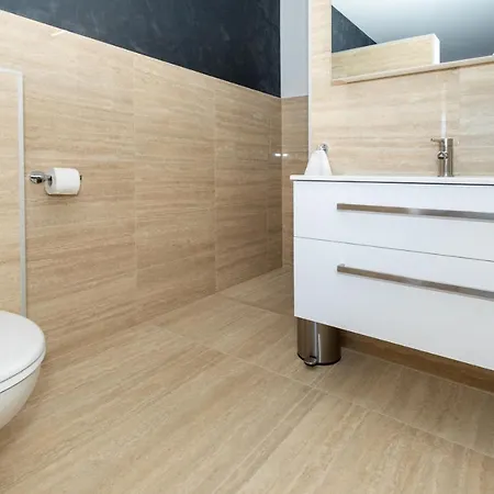 Adria View Exklusive Am Mit Pool Und Bbq Fuer 8 Personen *