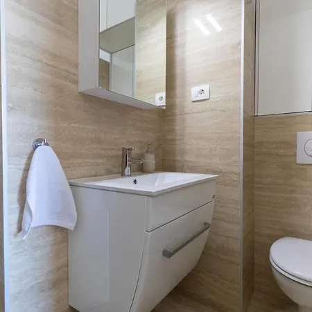 Adria View Exklusive Am Mit Pool Und Bbq Fuer 8 Personen * Komarna