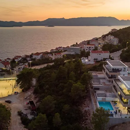 Fuer 8 Personen Mit Pool Und Meerblick * Komarna