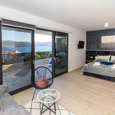 Adria View Exklusive Am Mit Pool Und Bbq Fuer 8 Personen