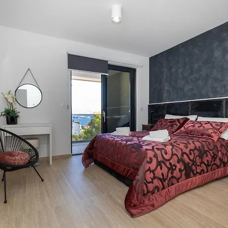 Fuer 8 Personen Mit Pool Und Meerblick * Komarna