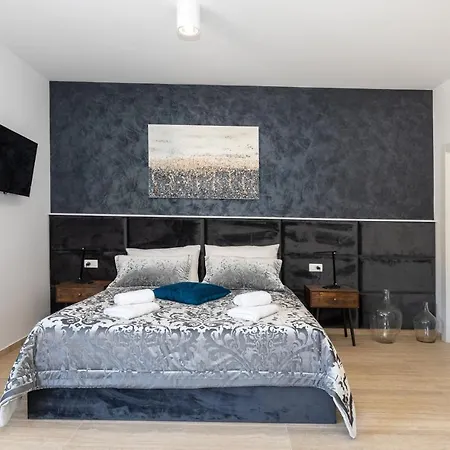 Adria View Exklusive Am Mit Pool Und Bbq Fuer 8 Personen