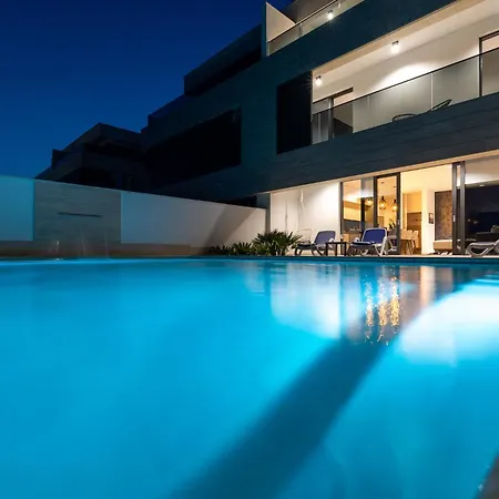 Adria View Exklusive Am Mit Pool Und Bbq Fuer 8 Personen Willa