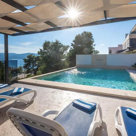 Ferienhaus Fuer 8 Personen Mit Pool Und Meerblick