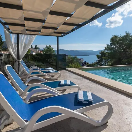 Ferienhaus Fuer 8 Personen Mit Pool Und Meerblick *