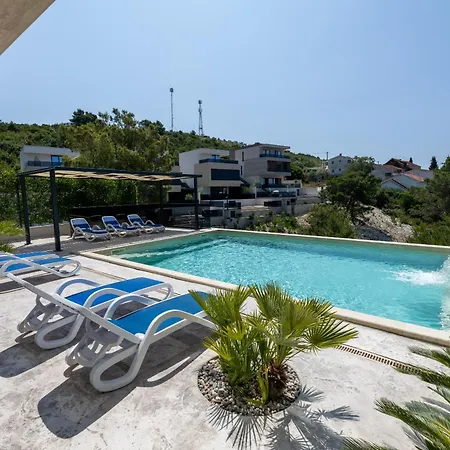 Ferienhaus Fuer 8 Personen Mit Pool Und Meerblick * Komarna