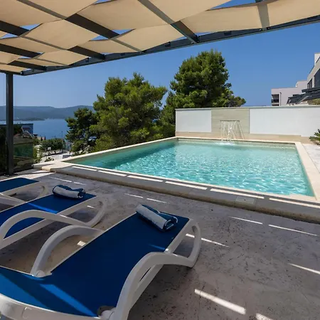 Ferienhaus Fuer 8 Personen Mit Pool Und Meerblick