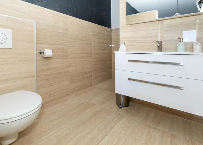 Adria View Exklusive Am Mit Pool Und Bbq Fuer 8 Personen *