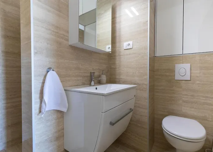 Adria View Exklusive Am Mit Pool Und Bbq Fuer 8 Personen * Komarna