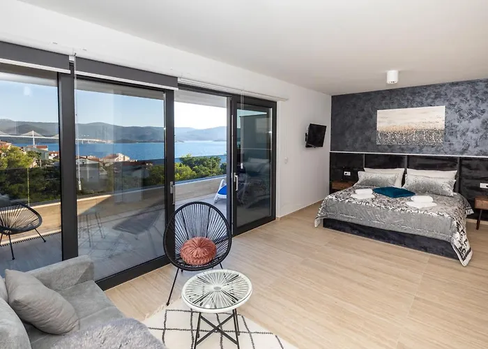 Adria View Exklusive Am Mit Pool Und Bbq Fuer 8 Personen