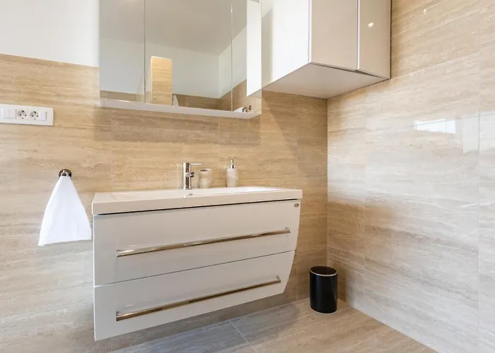 Adria View Exklusive Am Mit Pool Und Bbq Fuer 8 Personen * קומרנה