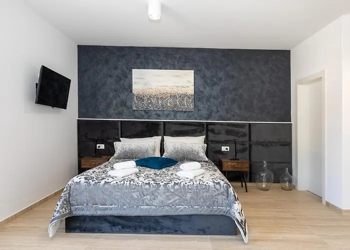 Adria View Exklusive Am Mit Pool Und Bbq Fuer 8 Personen