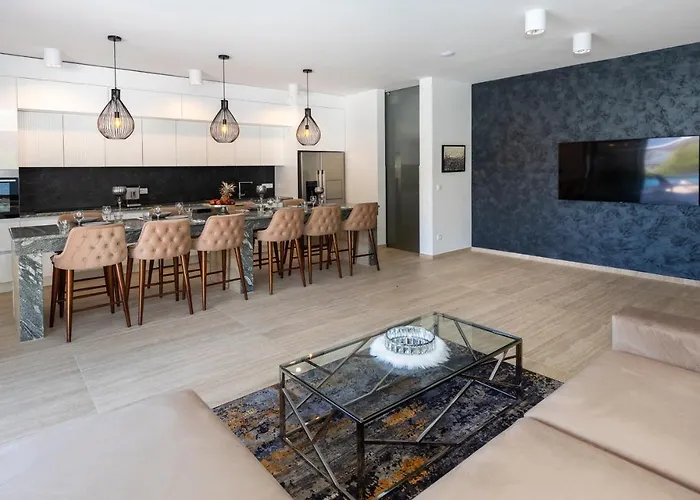 Adria View Exklusive Am Mit Pool Und Bbq Fuer 8 Personen Komarna