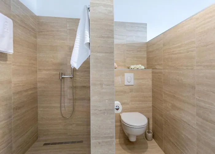 וילה Adria View Exklusive Am Mit Pool Und Bbq Fuer 8 Personen