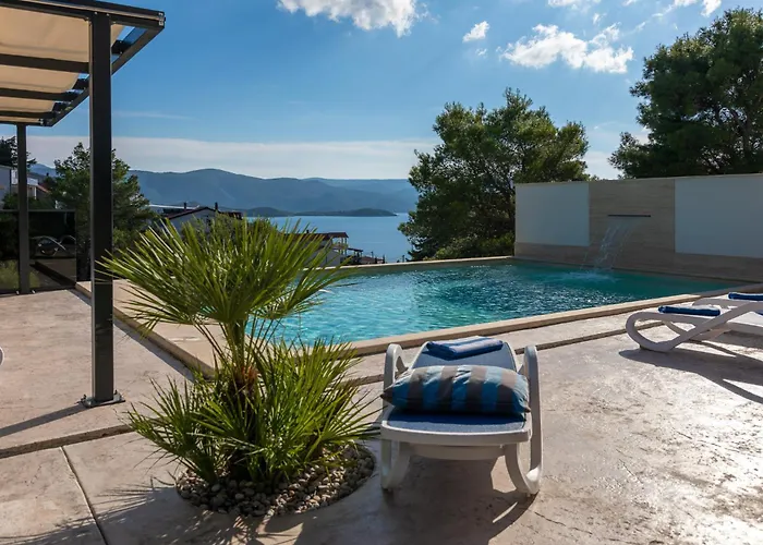 Adria View Exklusive Am Mit Pool Und Bbq Fuer 8 Personen * Komarna