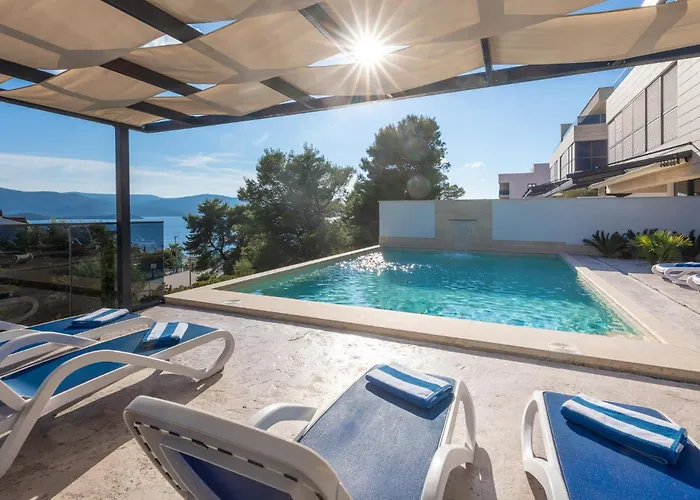 Adria View Exklusive Am Mit Pool Und Bbq Fuer 8 Personen