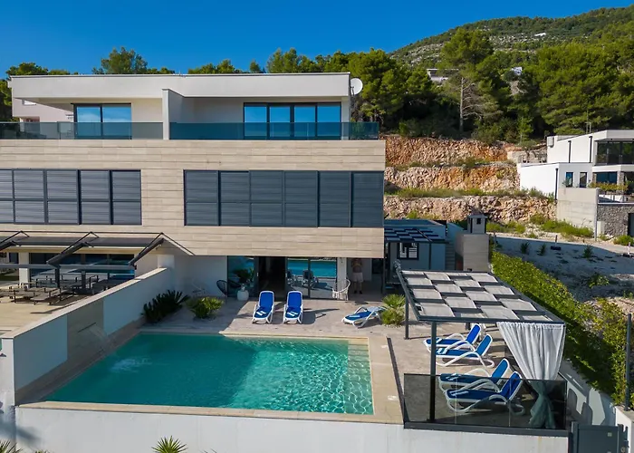 Adria View Exklusive Am Mit Pool Und Bbq Fuer 8 Personen קומרנה