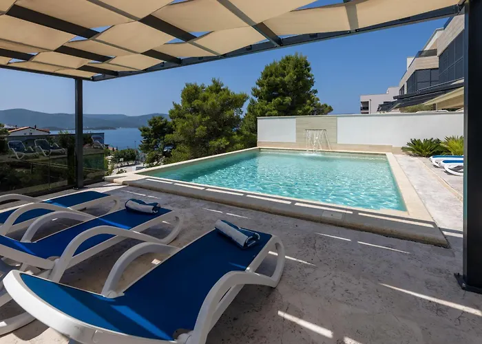 Adria View Exklusive Am Mit Pool Und Bbq Fuer 8 Personen