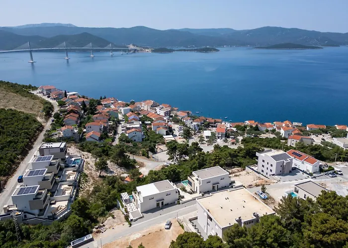 Adria View Exklusive Am Mit Pool Und Bbq Fuer 8 Personen